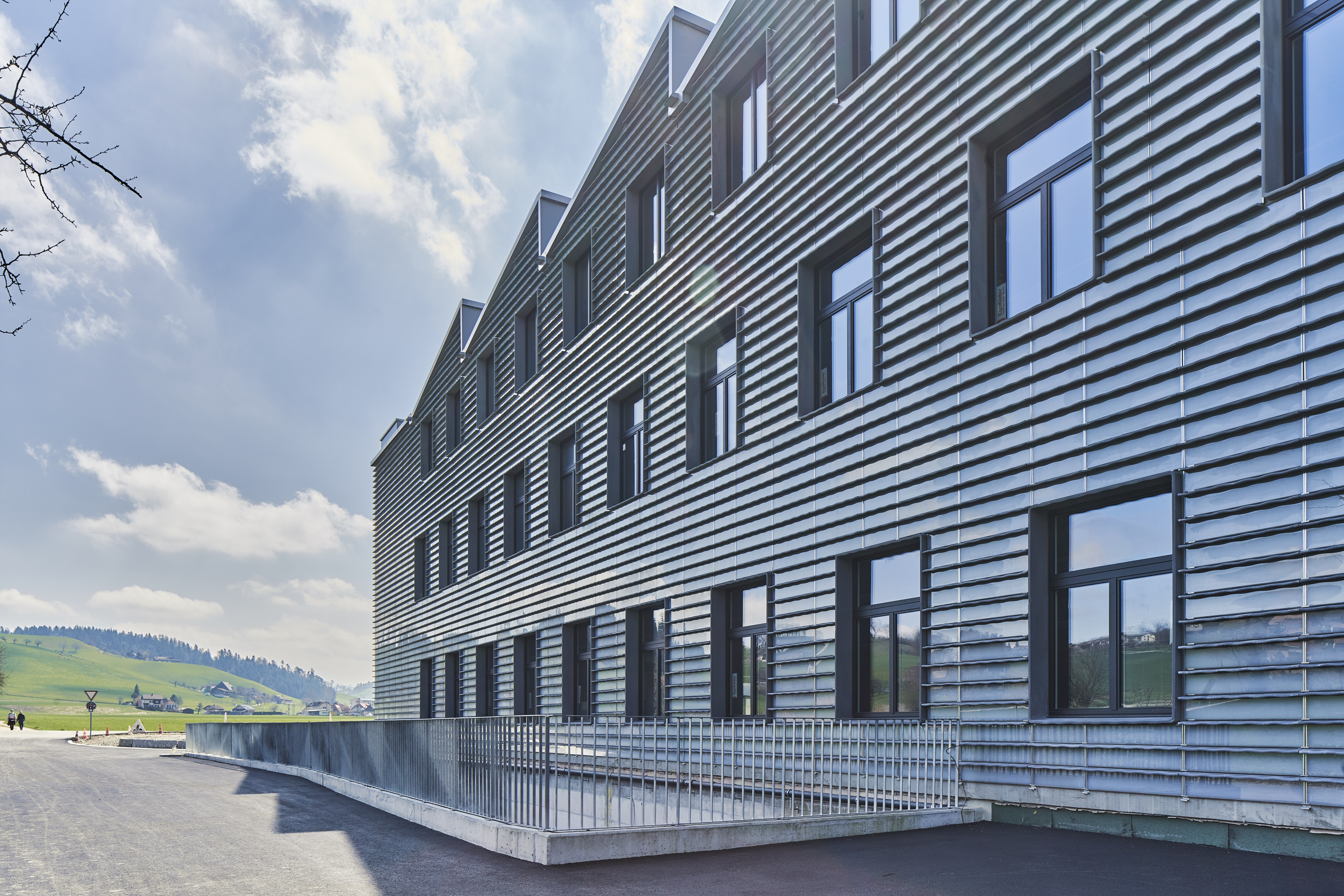 Projektbild: Gewerbebau mit 3D-Solar Fassade und 3D-Betondruckstützen Allmendstrasse Rohrbach