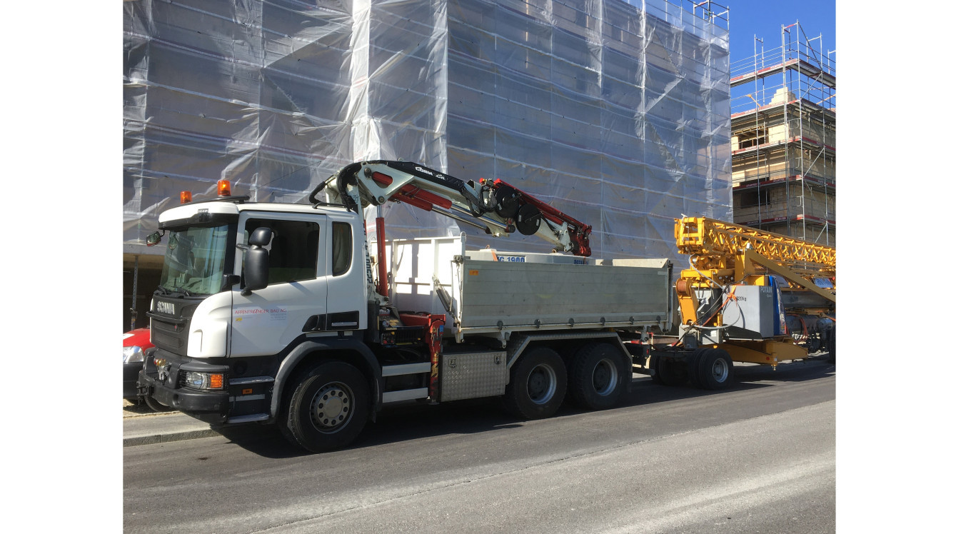 Lastwagen mit Tiefgänger oder Anhänger